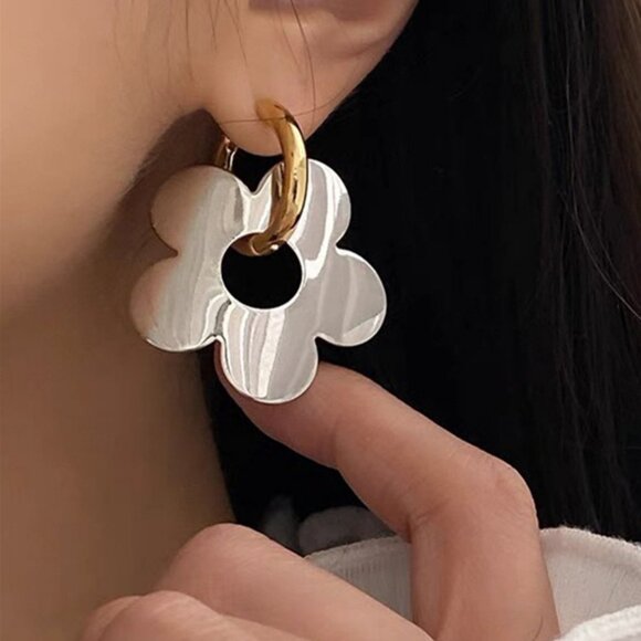 Hollow Out Flower Shaped Drop Earrings - Picture 2 of 3